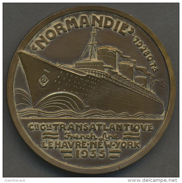 1935, "NORMANDIE" Literatur, Prospekte Und Drei Originalfotos (ca. 23,5 X 18 Cm). Dazu Eine Medaille Der "COMPAGNIE... - Bateaux
