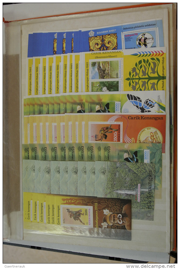 1960/2000: Three Stockbooks With A MNH Stock Souvenir Sheets And Some Sets Of Indonesia 1960-2000. Mostly Approx.... - Indonésie