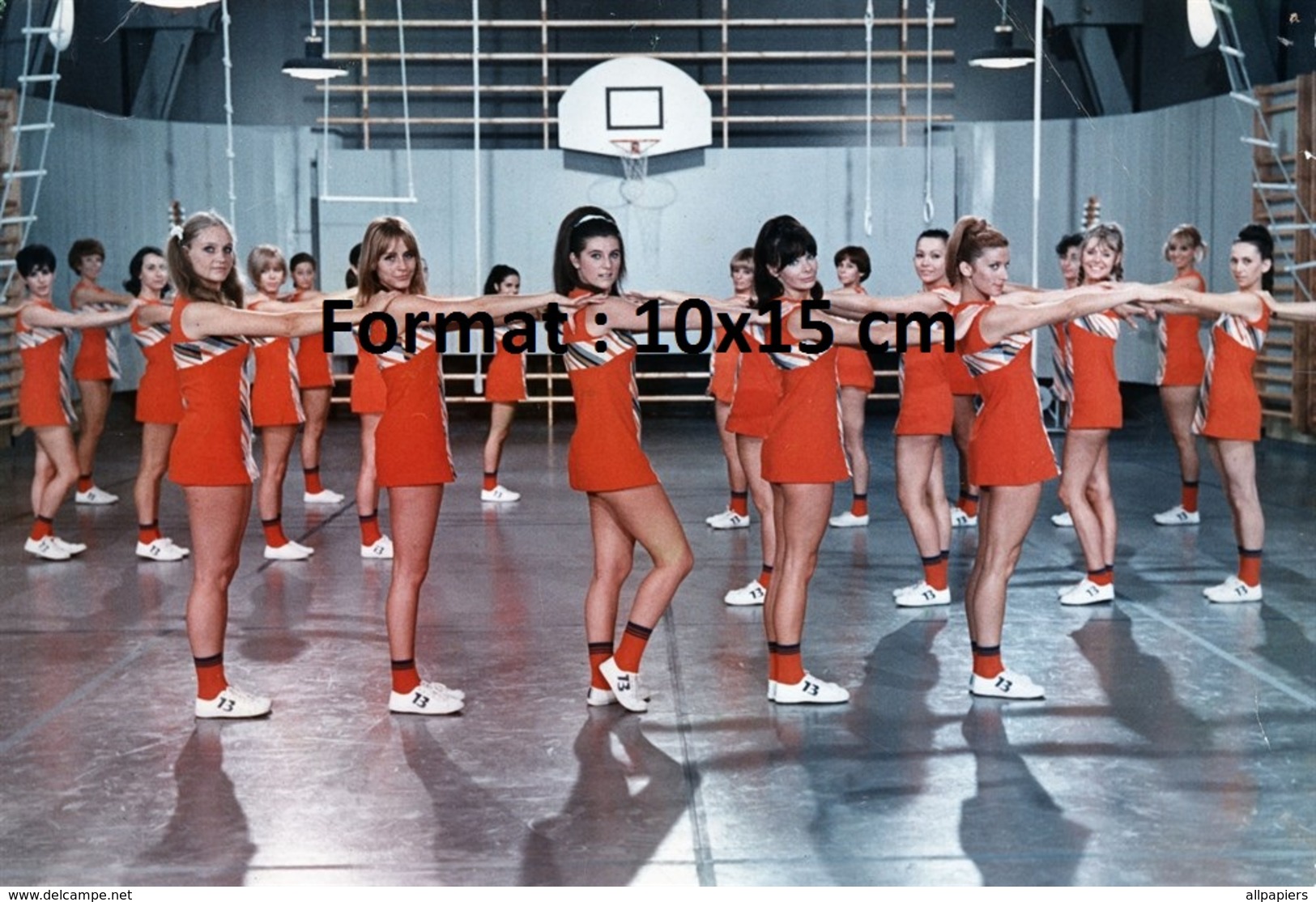 Reproduction D'une Photographie De La Jeune Sheila à L'entrainement Des Pom Pom Girls - Autres & Non Classés