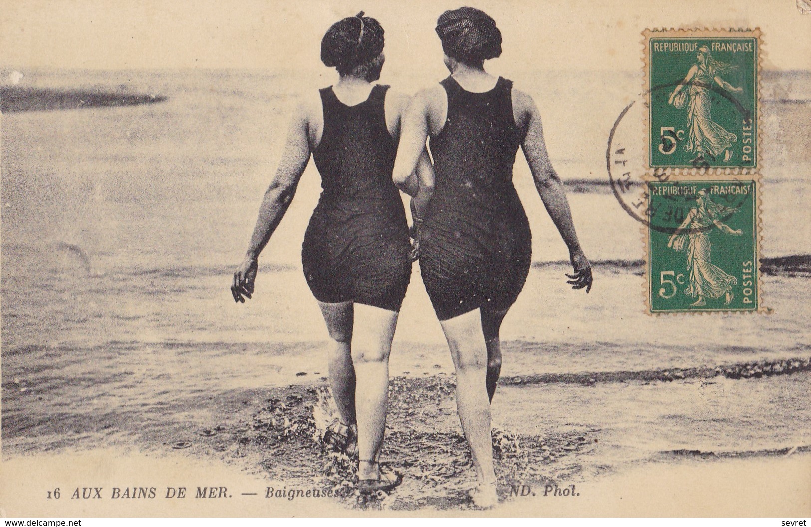 AUX BAINS DE MER. - Deux Baigneuses - Schwimmen