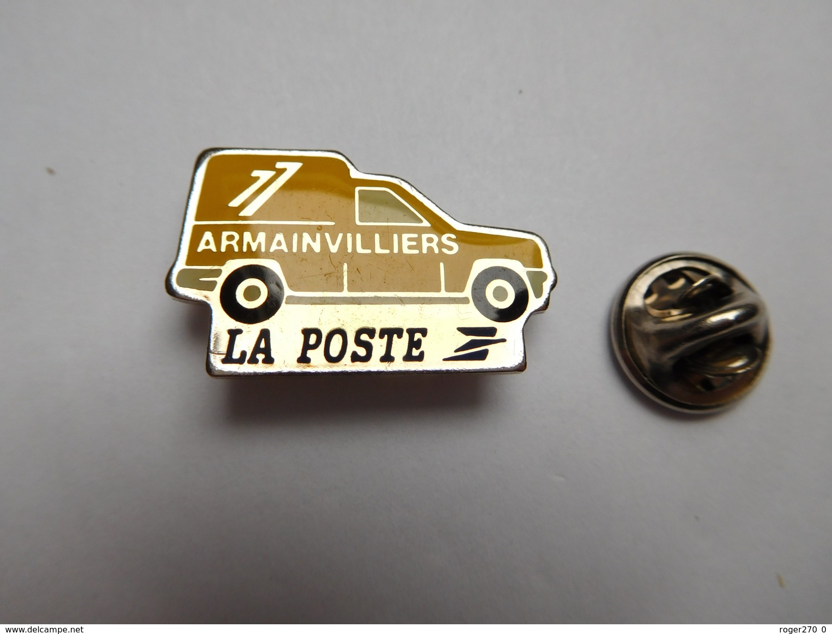 La Poste De Gretz Armainvilliers , Auto Renault , Seine Et Marne - Postes