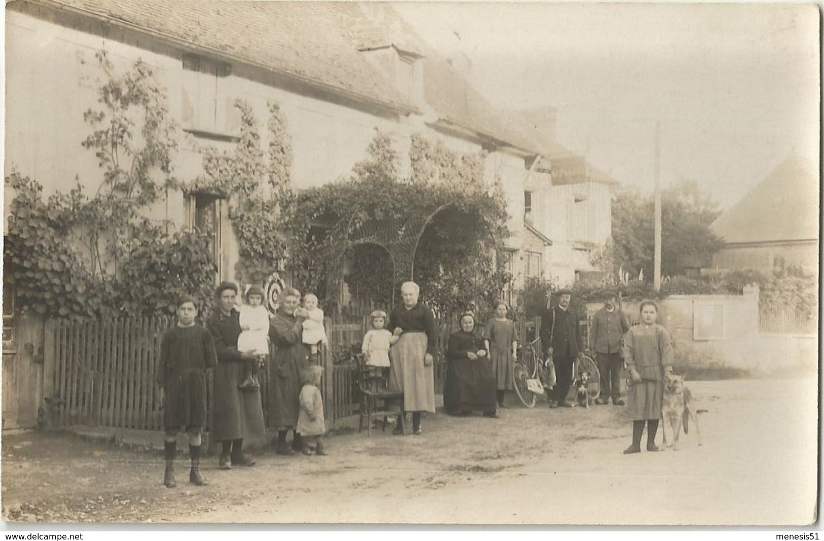 CPA Photo Scène D'autrefois Villageois Prenant La Pose Chasseur Avec Fusil Et Gibier Chien Berger Allemand - Da Identificare