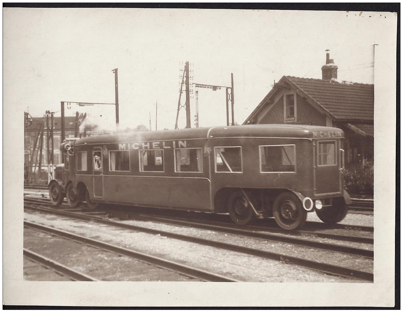 2 Grandes Photos Anciennes Format 24cmx17.5cm  Et 17.5xmx13cm Autorail Michelin ETAT - Trains