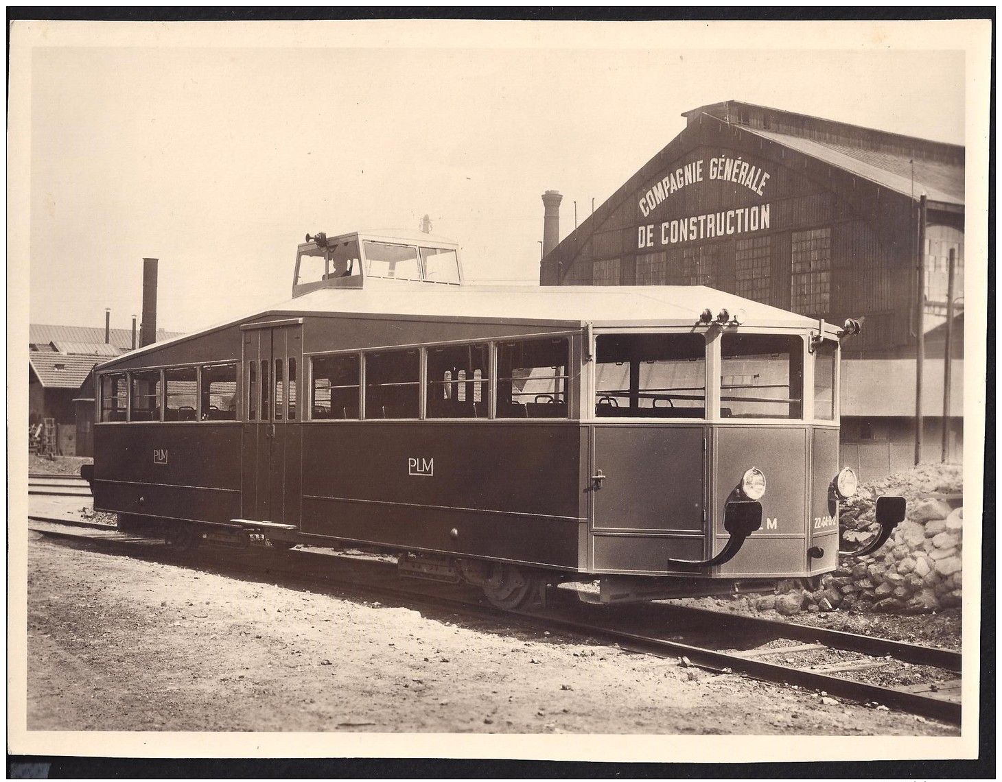 Grande Photo Ancienne Format 23cmx17.4cm Autorail PLM Devant Les Ateliers - Trains