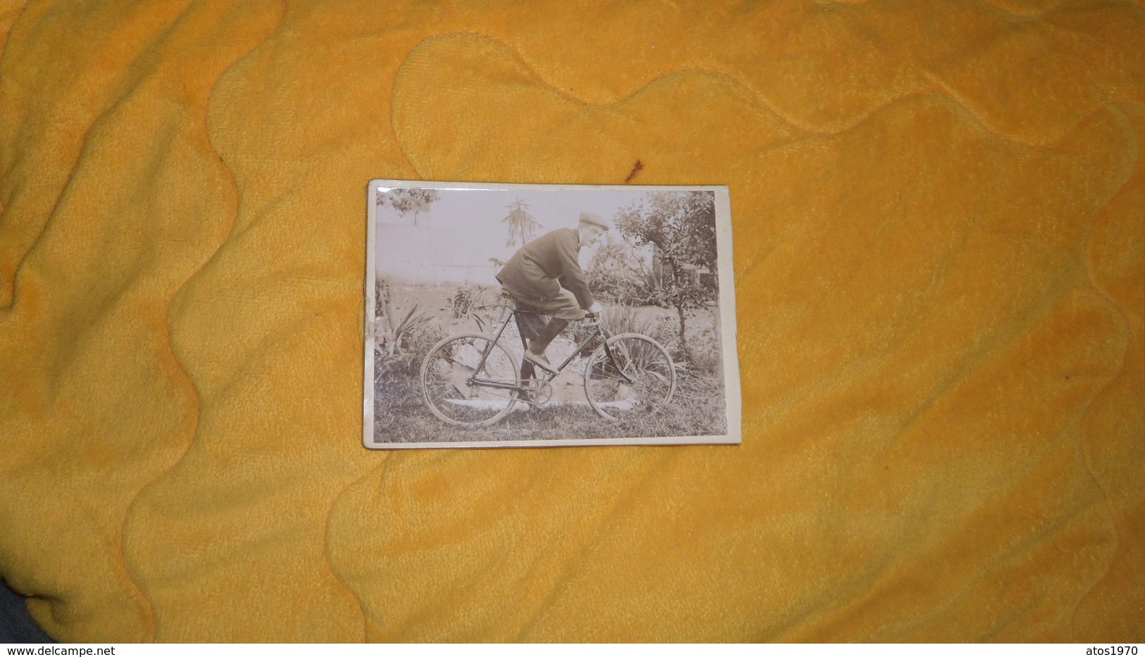 PHOTO ANCIENNE DATE ?. / PHOTOGRAPHIE ARTISTISQUE ET INDUSTRIELLE AVENUE DU MAINE PARIS. / PERSONNE ANONYME A VELO - Ciclismo