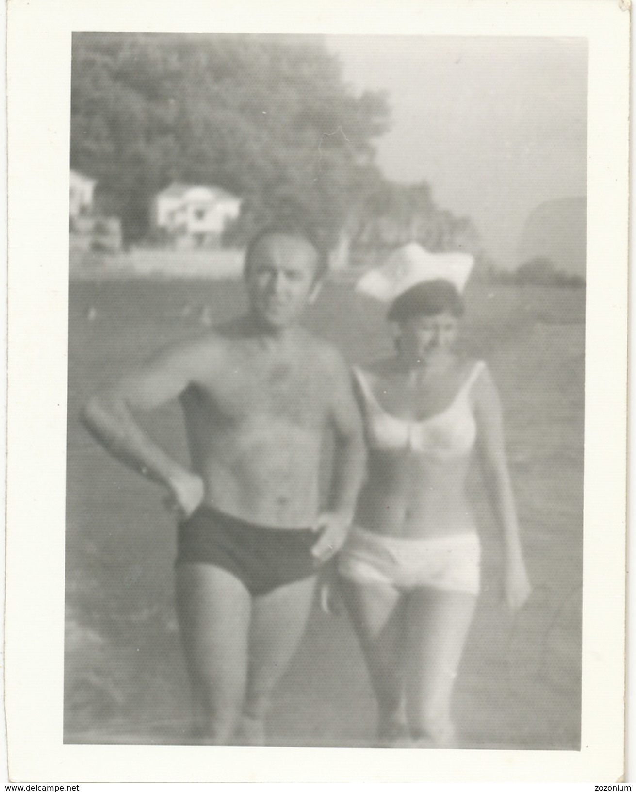 REAL PHOTO, Ancienne, Couple Bikini Hat Woman Naked Man On Beach,  Femme Maillot De Bain Homme Nu Plage Old  ORIGINAL - Non Classificati