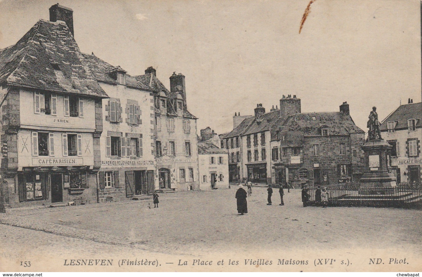 Lesneven - La Place Et Les Vieilles Maisons (XVIe Siècle) - Lesneven