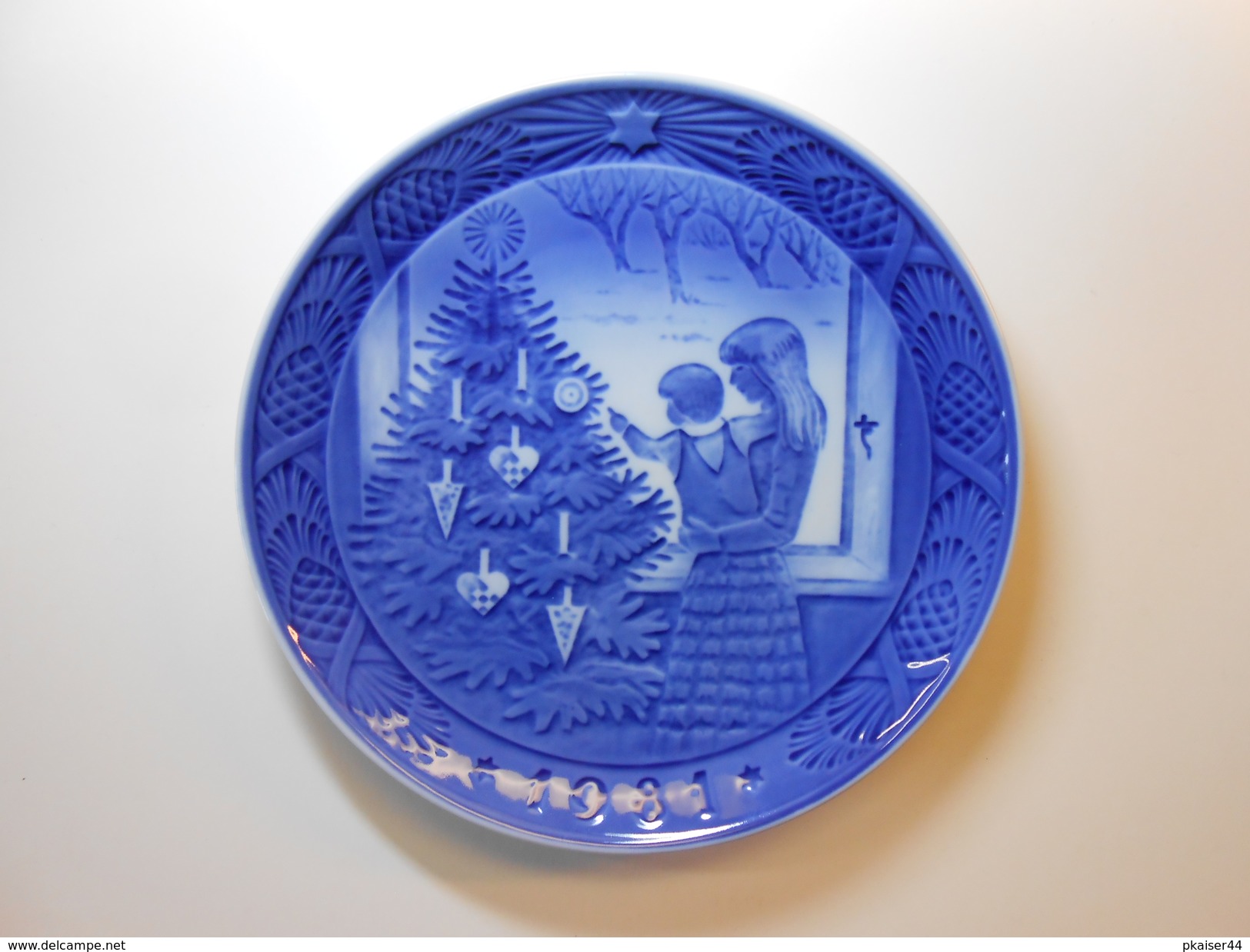 Royal Copenhagen Chrismas Plate 1981 - Admiring The Christmas Tree - 1st. Quality - CHF 25.00 - Royal Copenhagen (DNK)