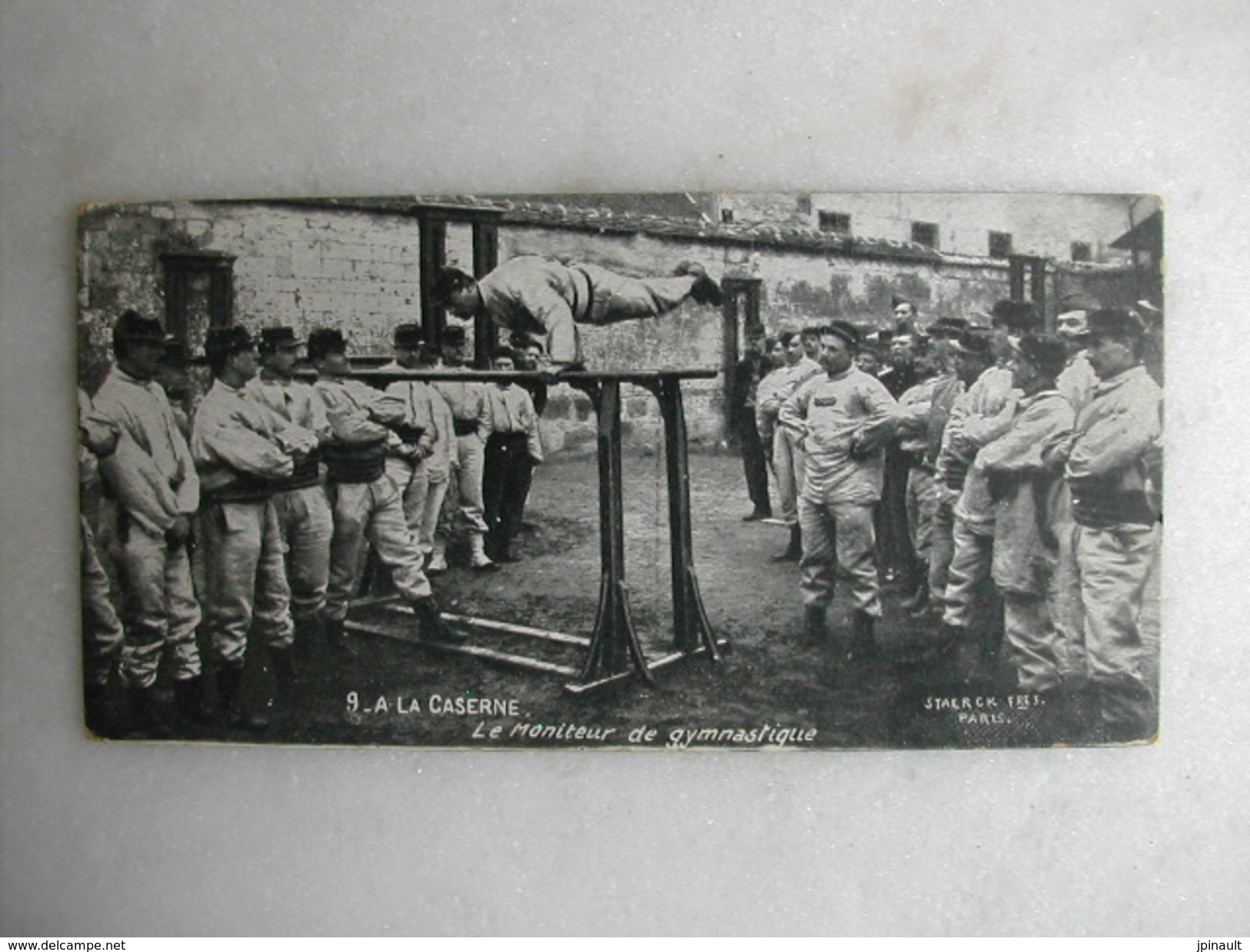 MILITARIA - A La Caserne - Le Moniteur De Gymnastique (CPA Format 13,5 Cm X 7 Cm) - Barracks