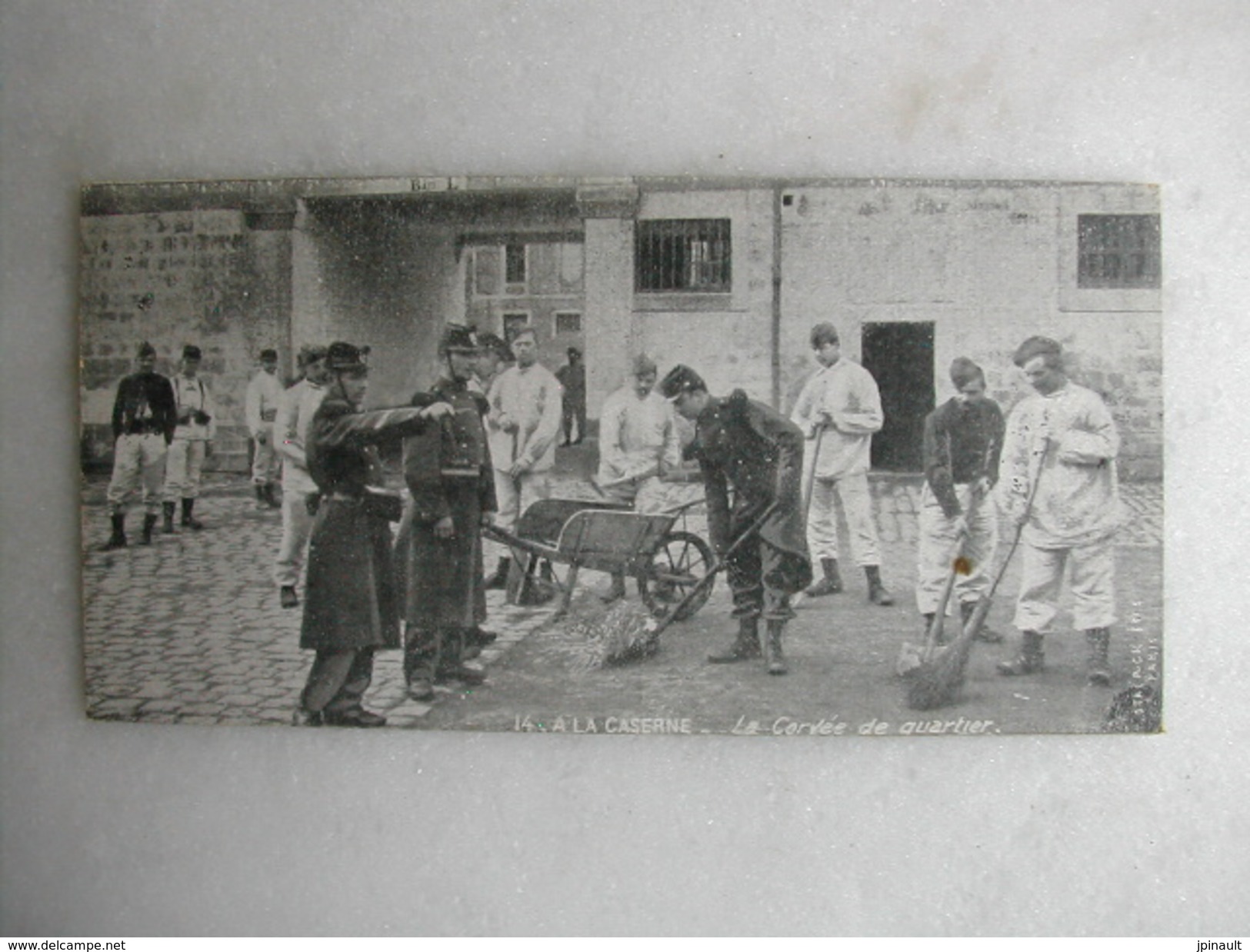 MILITARIA - A La Caserne - La Corvée De Quartier (CPA Format 13,5 Cm X 7 Cm) - Barracks