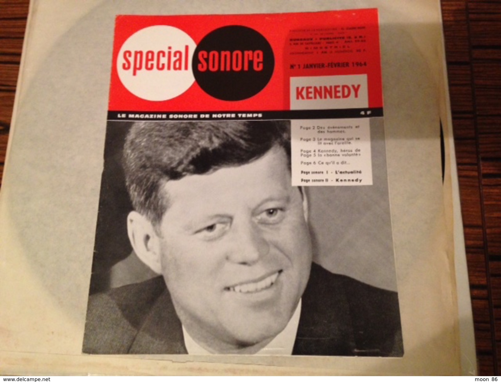 33 T - DISQUE VYNILE -  JFK PRÉSIDENT  John F. KENNEDY 1917 - 1963 Volume One  + MAGAZINE ET DISQUE SONORE  1964 - Limitierte Auflagen