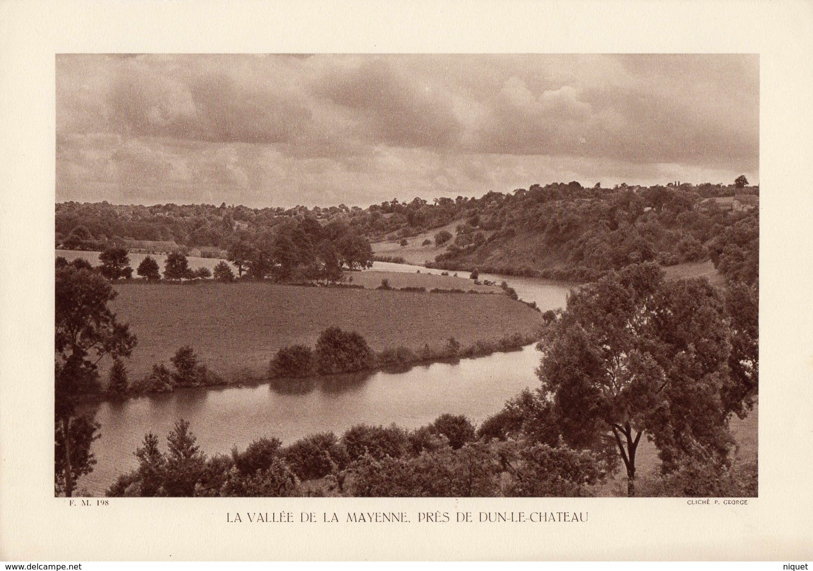 INDRE, LA VALLEE DE LA MAYENNE, PRES DE DUN-LE-CHATEAU,  Planche Densité = 200g, Format 20 X 29 Cm, (George) - Géographie