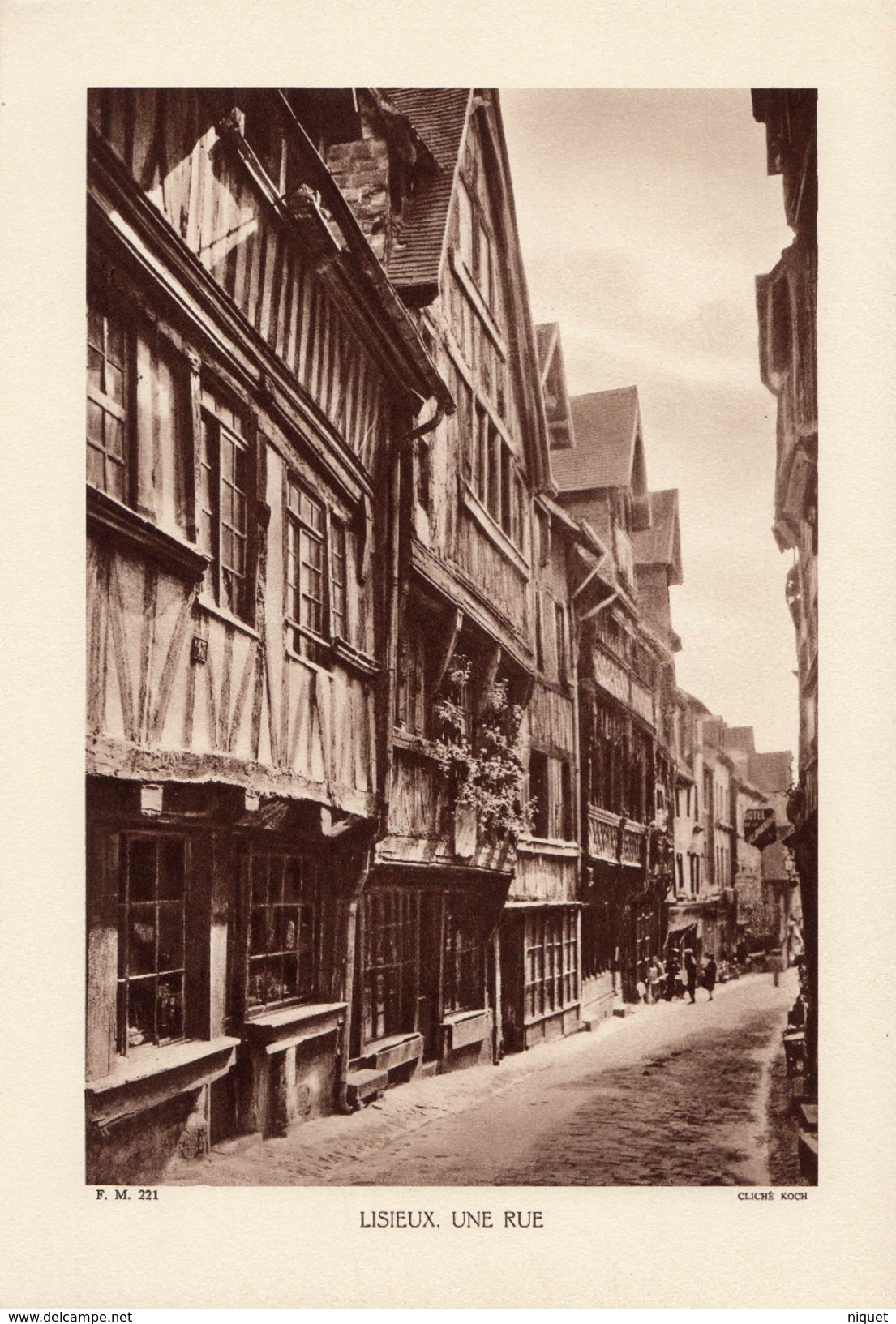 CALVADOS, LISIEUX, UNE RUE, Animée, Planche Densité = 200g, Format 20 X 29 Cm, (Koch) - Géographie