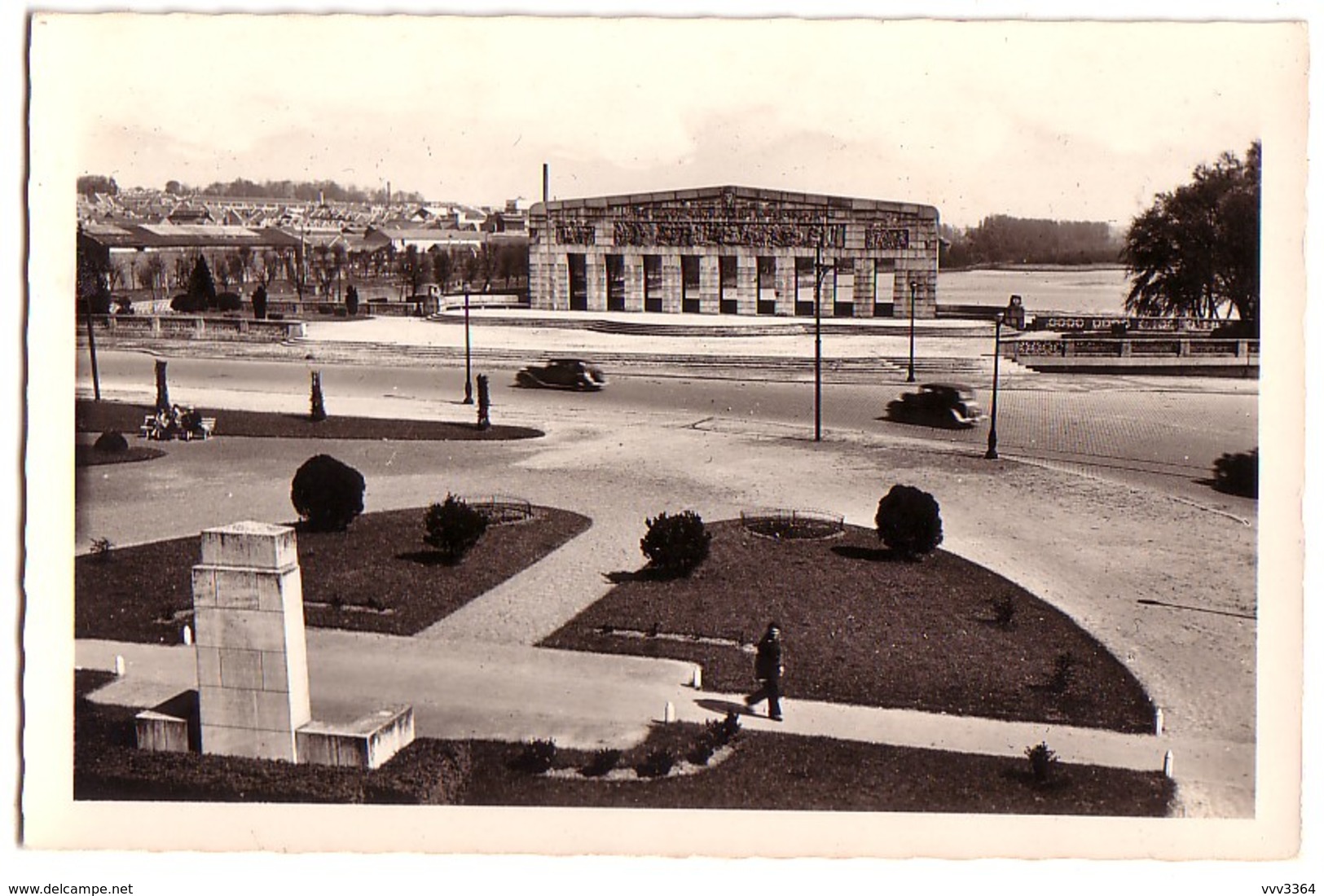 SAINT-QUENTIN: Place Du Monument - Saint Quentin