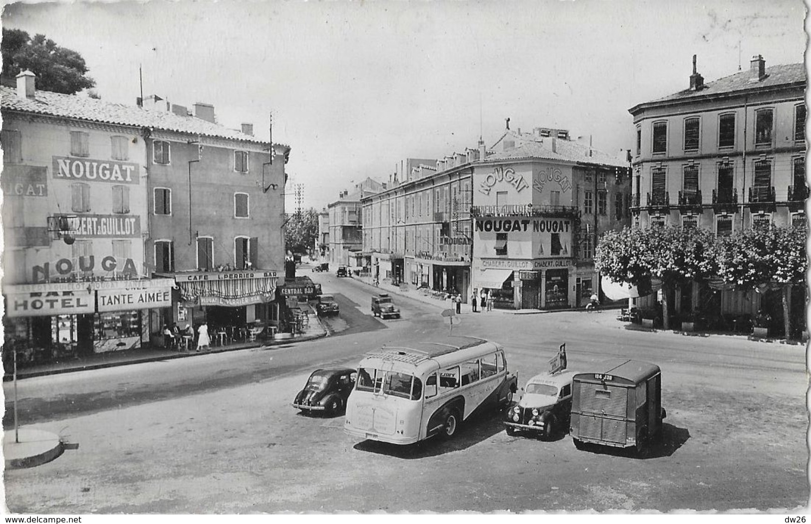 Montélimar - La Place Marx Dormoy, Ancienne Place D'Aygu, Nougat, 4 CV, Autocar, Tub Citroën - Carte Non Circulée - Montelimar