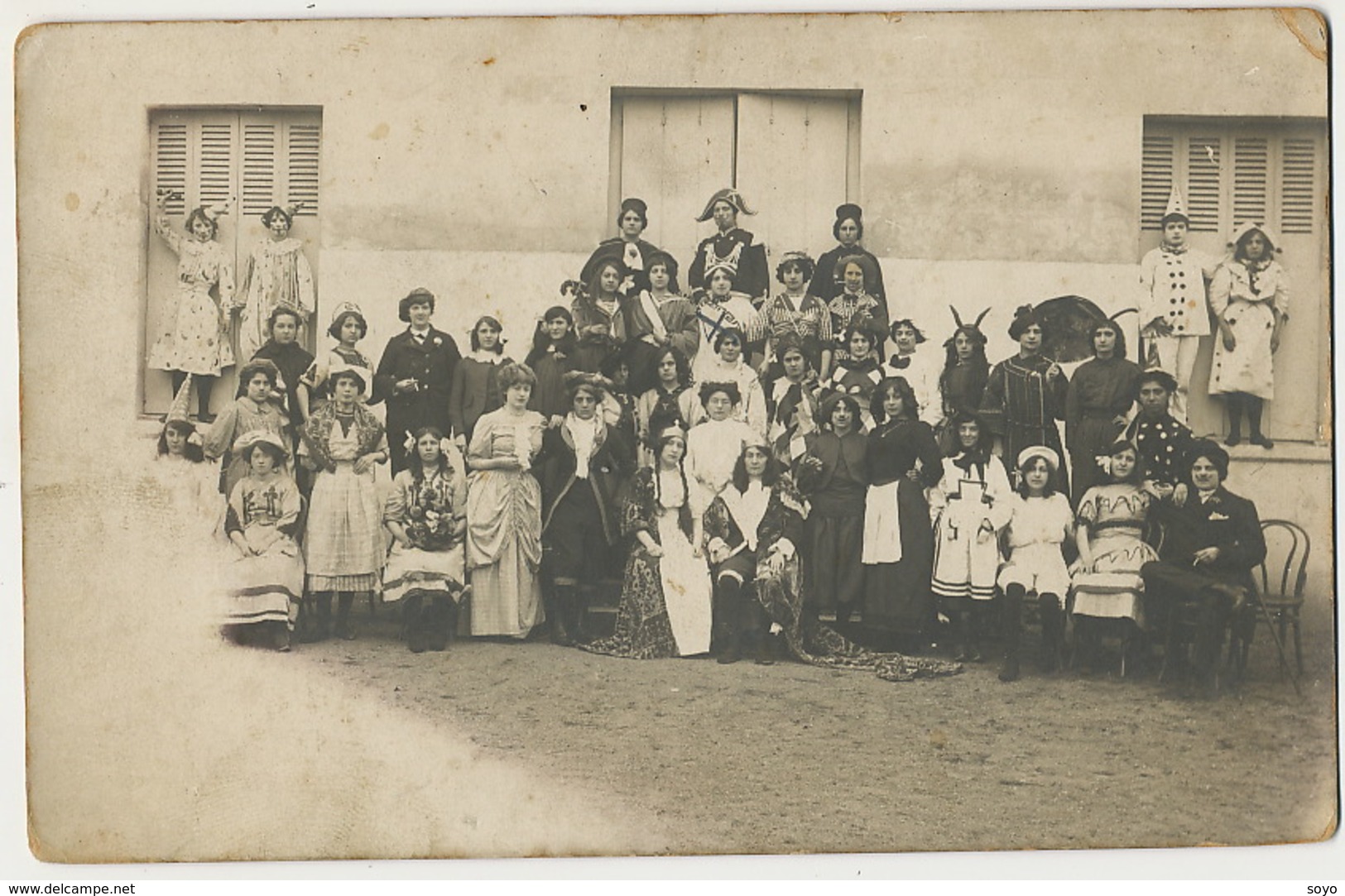 Carte Photo Scene Costumée Clown Pierrot Gendarme Juge  Etc Non Localisée - Zirkus