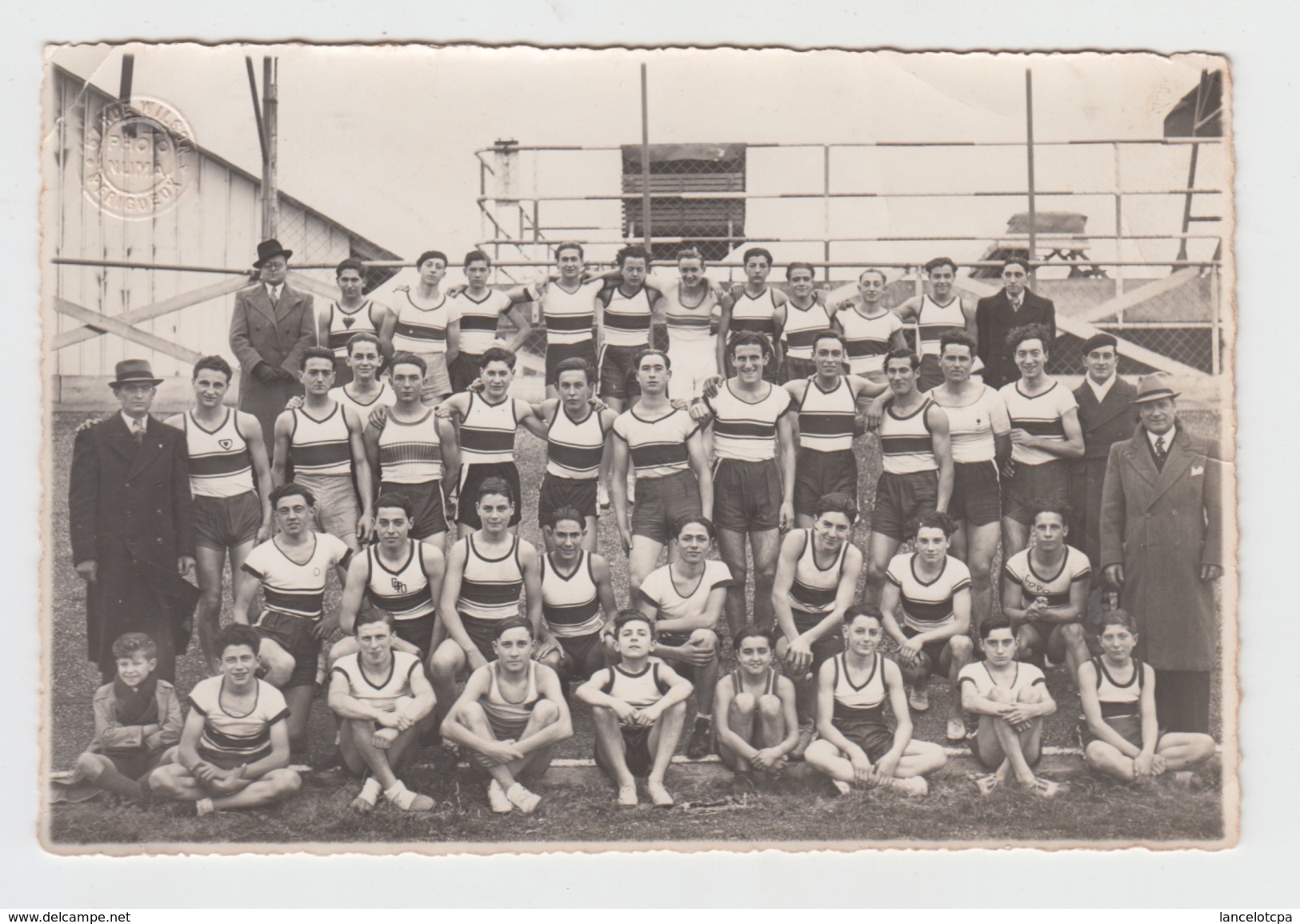 PERIGUEUX / EQUIPE DE SPORTIFS Vers 1950 (PHOTO 17X11) - Sports