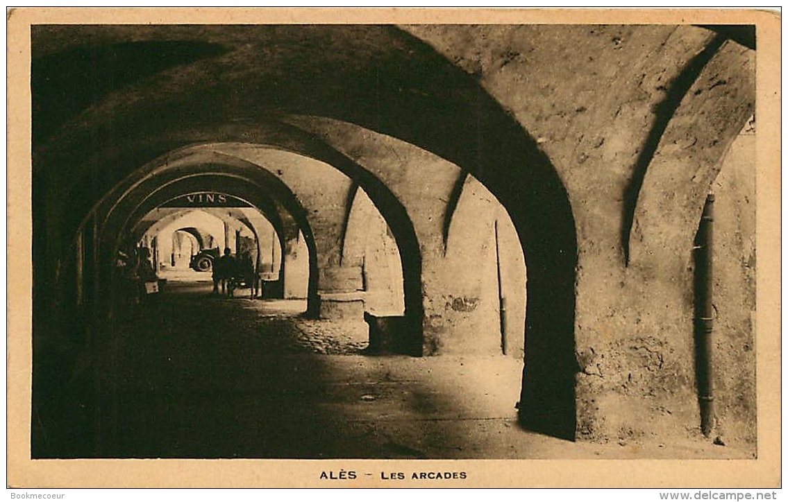 30  ALES  LES ARCEAUX DU GRAND MARCHE   +  LES ARCADES - Alès