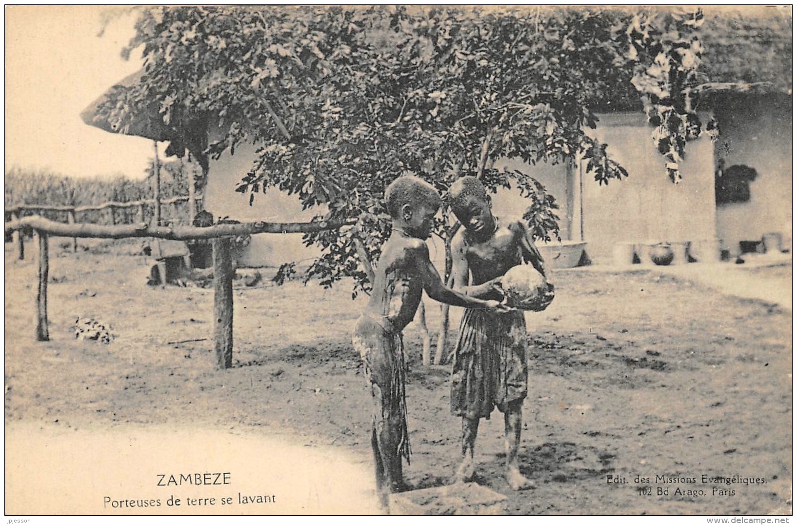ZAMBIE  ZAMBEZE   PORTEUSES DE TERRE SE LAVANT - Sambia