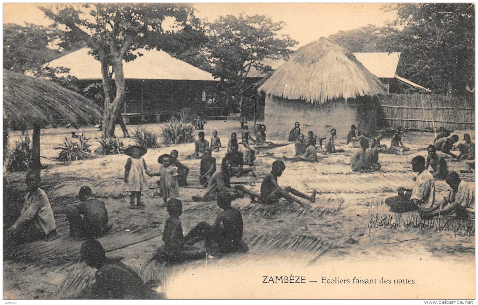 ZAMBIE  ZAMBEZE   ECOLIERS FAISANT DES NATTES - Sambia