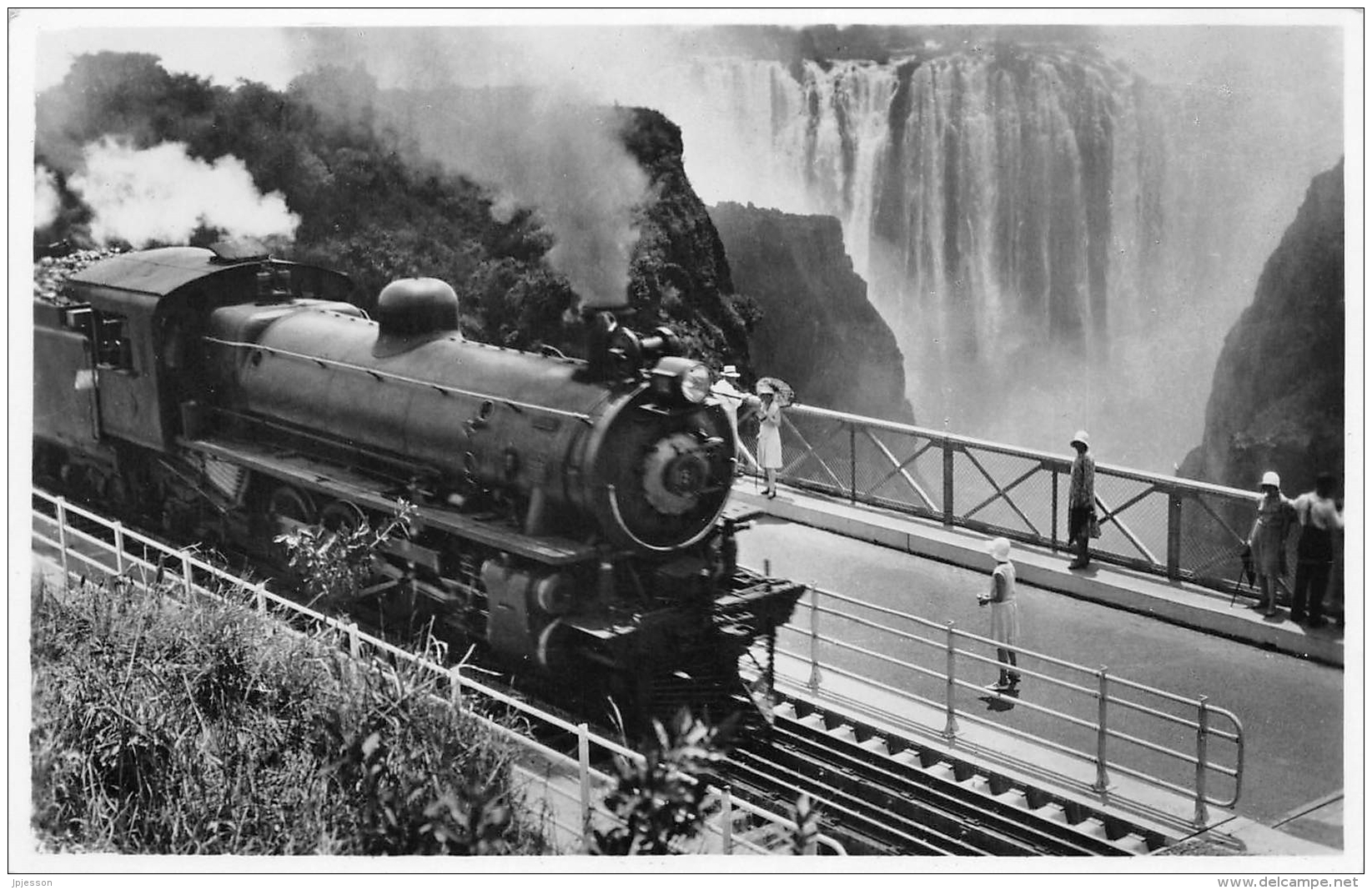 ZIMBABWE  RHODESIE  A RHODESIA RAILWAYS' TRAIN CROSSING THE VICTORIA FALLS BRIDGE - Zimbabwe