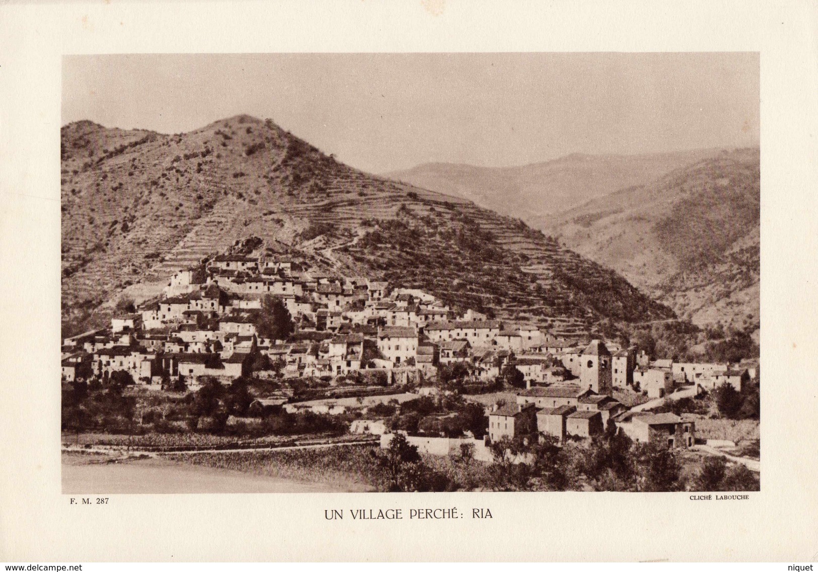 PYRENEES ORIENTALES, UN VILLAGE PERCHE: RIA, Planche Densité = 200g, Format 20 X 29 Cm, (Labouche) - Géographie