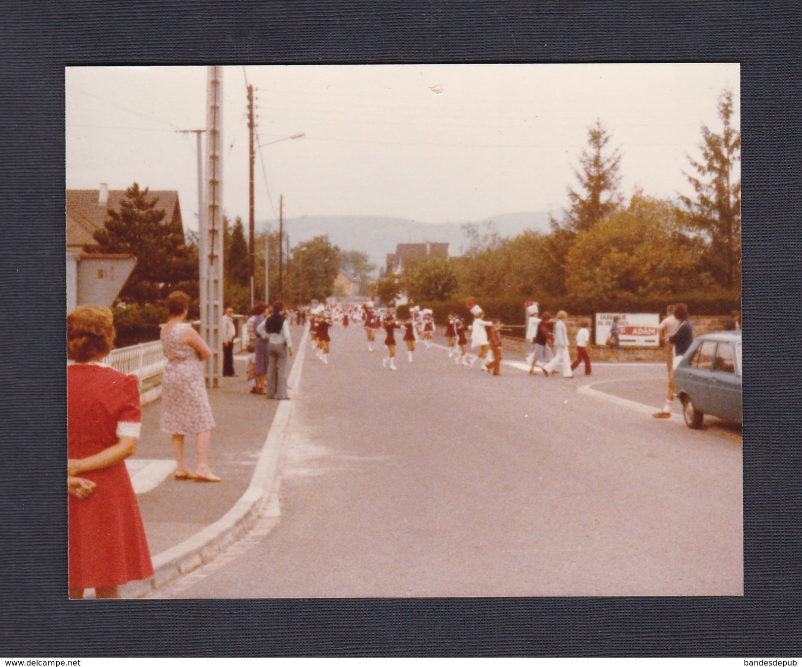 Photo Originale Herrlisheim Pres Colmar Défilé De Majorettes Rue De La Gare Dragées Adam Majorette - Lieux