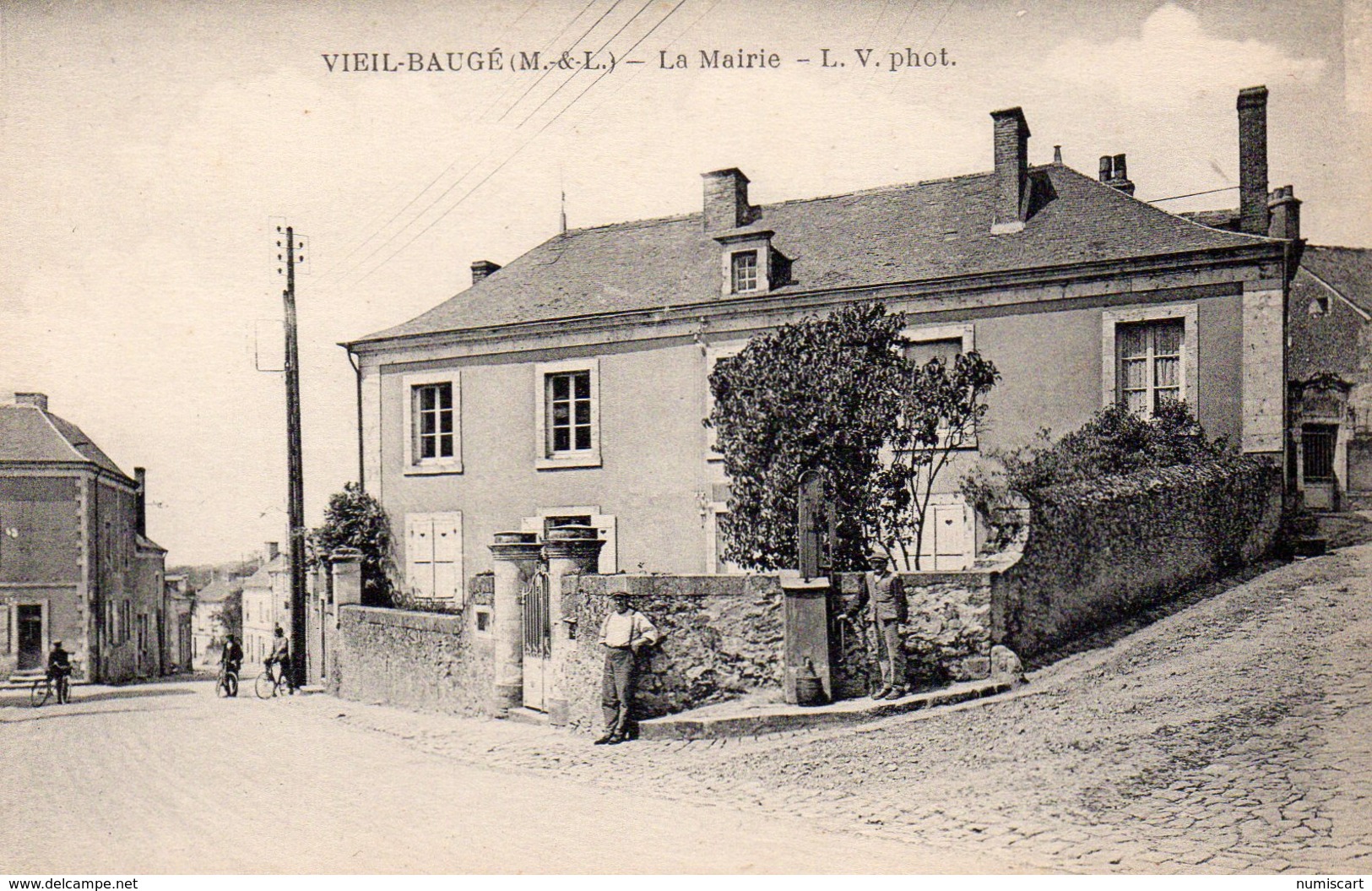 Le Vieil-Baugé.. Animée Belle Vue De La Mairie Cyclistes - Other & Unclassified