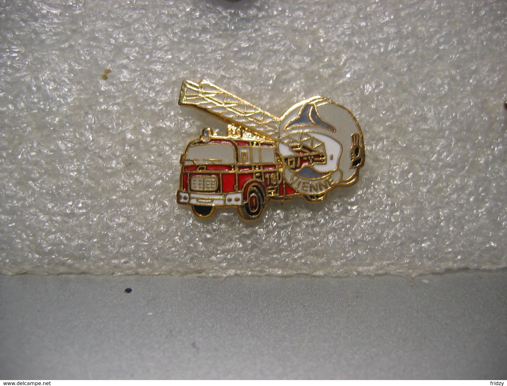 Pin's Du Camion àgrande échelle Des Sapeurs Pompiers De La Ville De VIENNE - Brandweerman