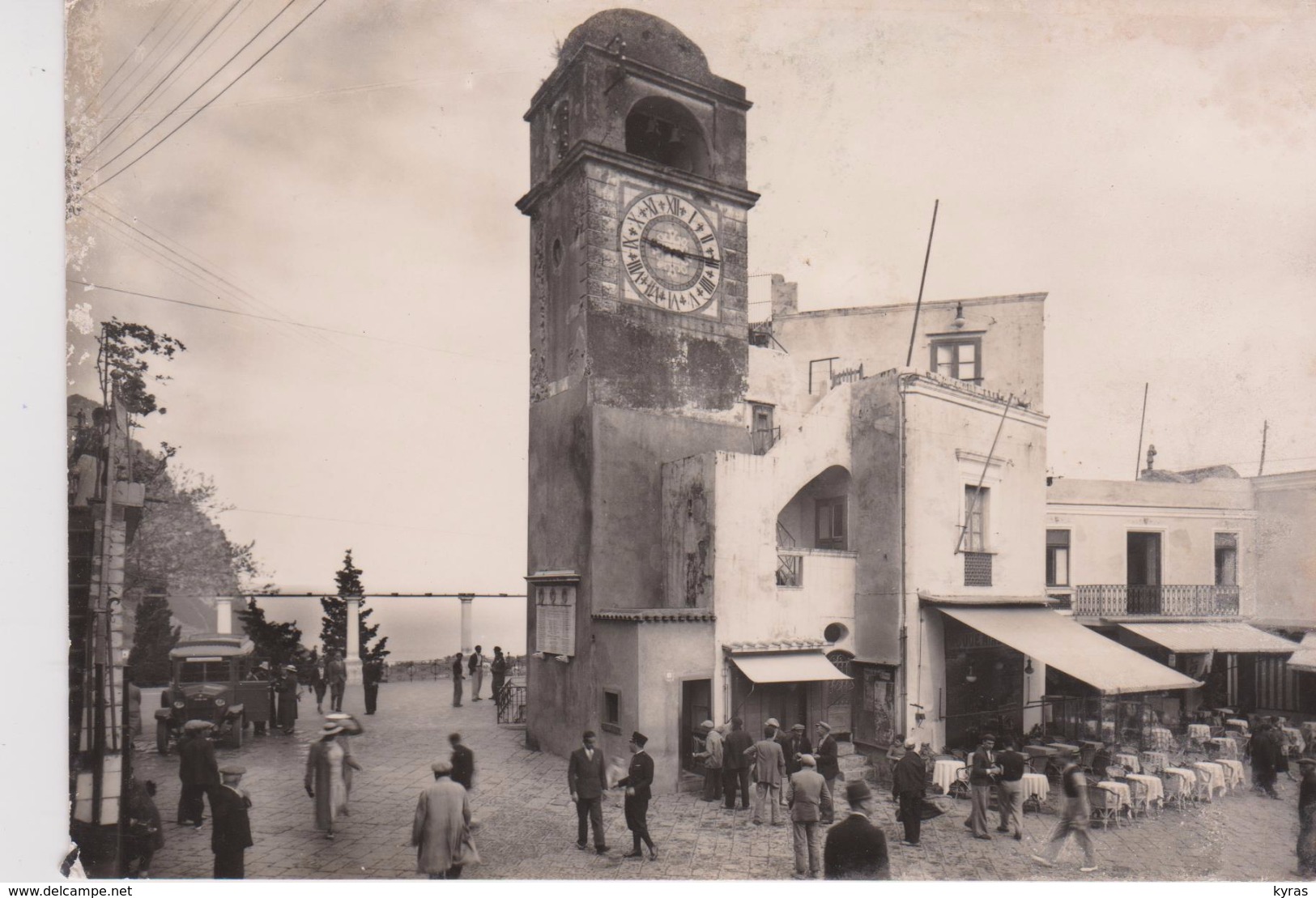 CPSM 10X15 . ITALIE . CAPRI . Piazza Umberto 1 E Terrazza (animée ) - Autres & Non Classés