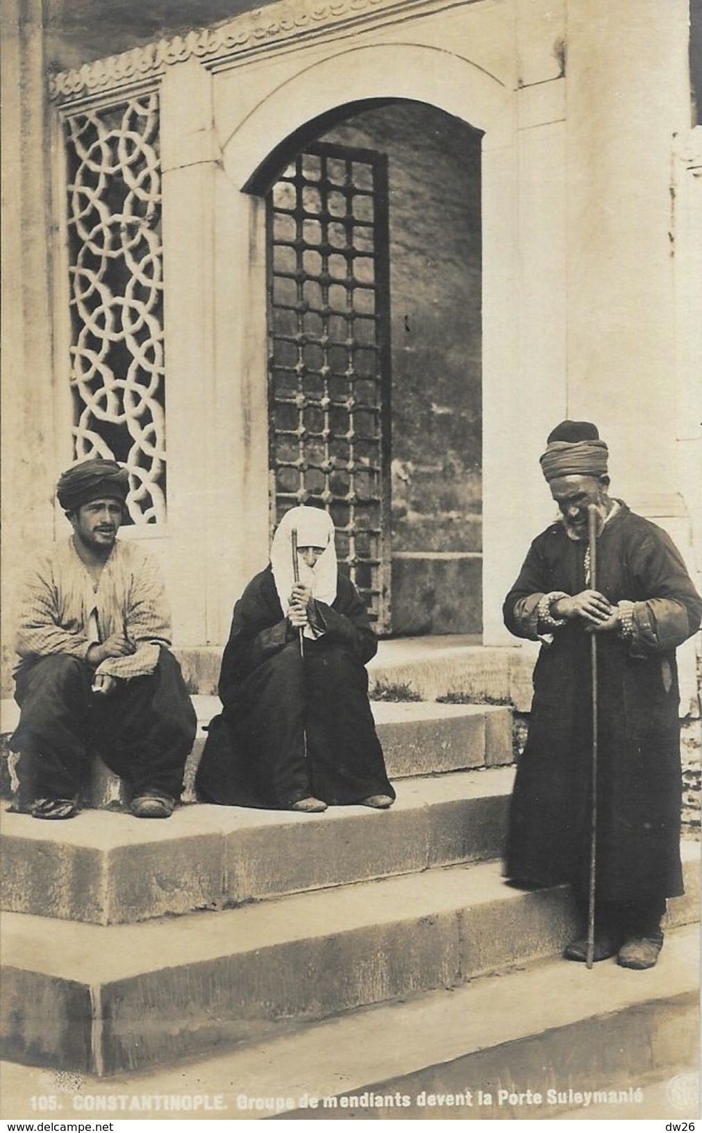 Constantinople (Istambul) - Groupe De Mendiants Devant La Porte Suleymanié (Süleymaniye) - Carte-photo Non Circulée - Turquie