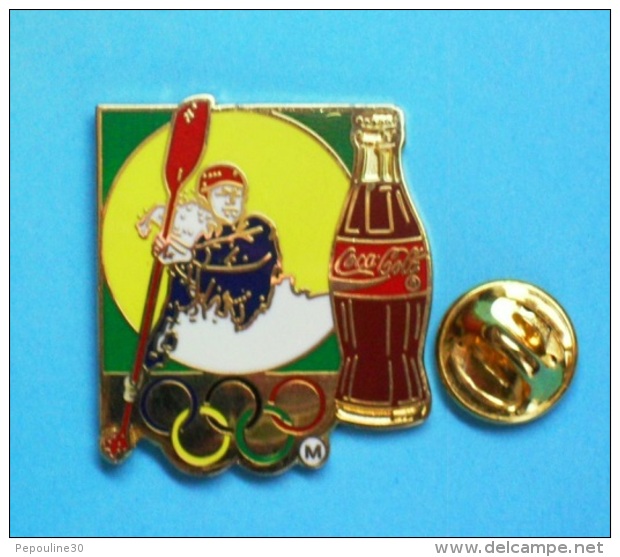 1 PIN'S  //   ** COCA COLA ** JO ** CANOÉ KAYAK ** . (Worldwide Olympic Sponsors &reg; C.O.A. A.O.C. Artiss-Regina) - Coca-Cola