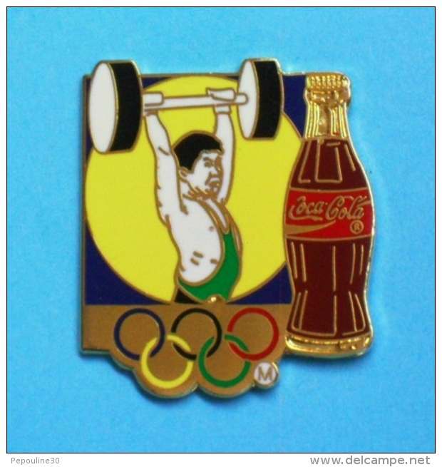 1 PIN'S  //   ** COCA COLA ** JO ** HALTÉROPHILIE ** . (Worldwide Olympic Sponsors &reg; C.O.A. A.O.C. Artiss-Regina) - Coca-Cola