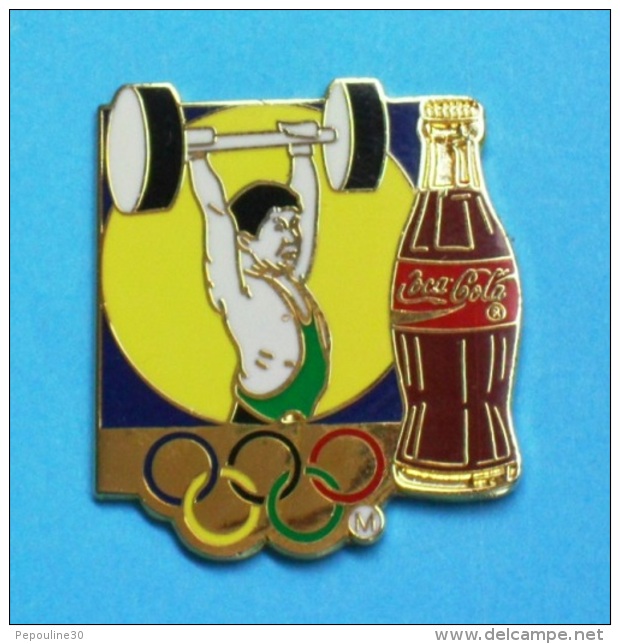 1 PIN'S  //   ** COCA COLA ** JO ** HALTÉROPHILIE ** . (Worldwide Olympic Sponsors &reg; C.O.A. A.O.C. Artiss-Regina)