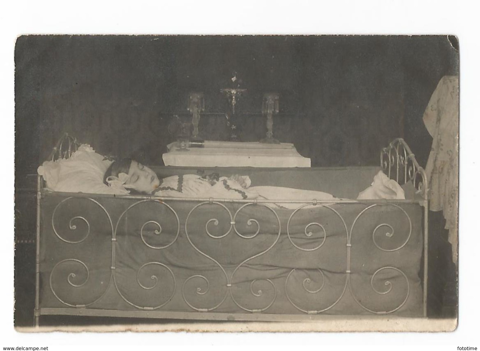 Photographie Petite Fille Enfant Postmortem Foto Sur Son Lit De Mort Photo - Personnes Anonymes