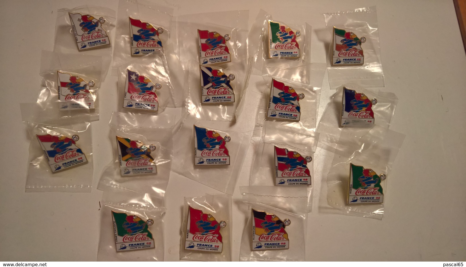 18 Coca-Cola Promotional Country Flag Pins 1998 Football/Soccer World Cup France With Footix Mascot - Fútbol