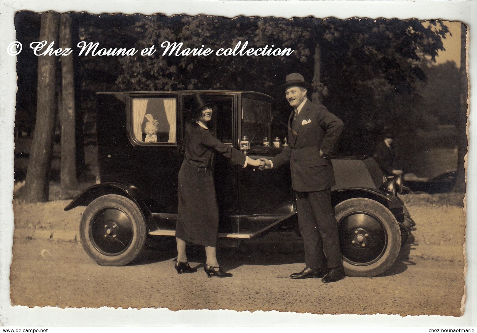 1924 - RENAULT AVEC LANTERNES - UNE POUPEE REGARDANT PAR LA FENETRE - CARTE PHOTO - Voitures De Tourisme