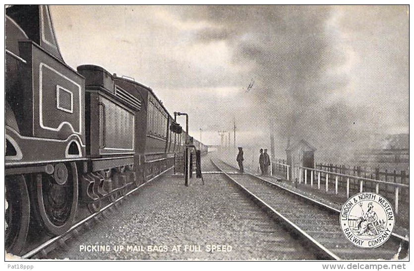 TRAINS ( United Kingdom - UK ) Picking Up Mail Bags At Full Speed ( Londo &amp; North Western - Railway Company )  CPA - Trenes