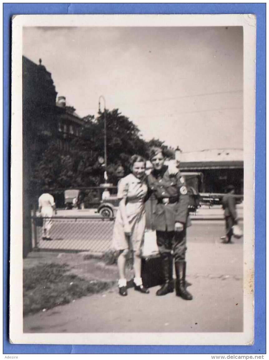 Original Foto 194?, Deutscher Soldat Mit Geliebter, Fotoformat Ca.8,2 X 6 Cm, Gute Erhaltung Siehe Scan - 1939-45