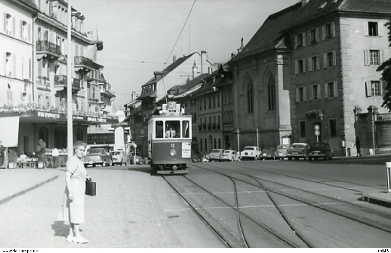 Fribourg. Place G. Python. Tramway Ligne 2. Photo Jacques Bazin. 4 Septembre 1959. - Tramways