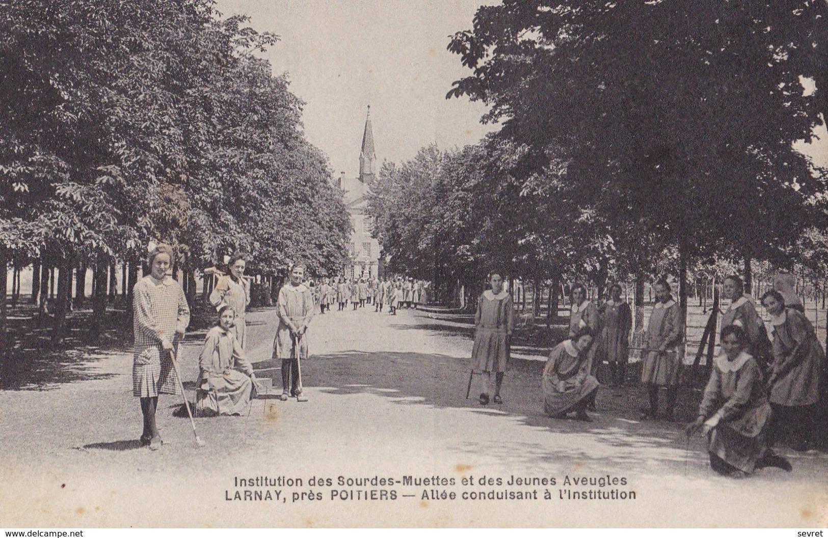 LARNAY, Près POITIERS. - Institution Des Sourdes-Muettes Et Des Jeunes Aveugles - Elèves Jouant Au Croquet - Scuole