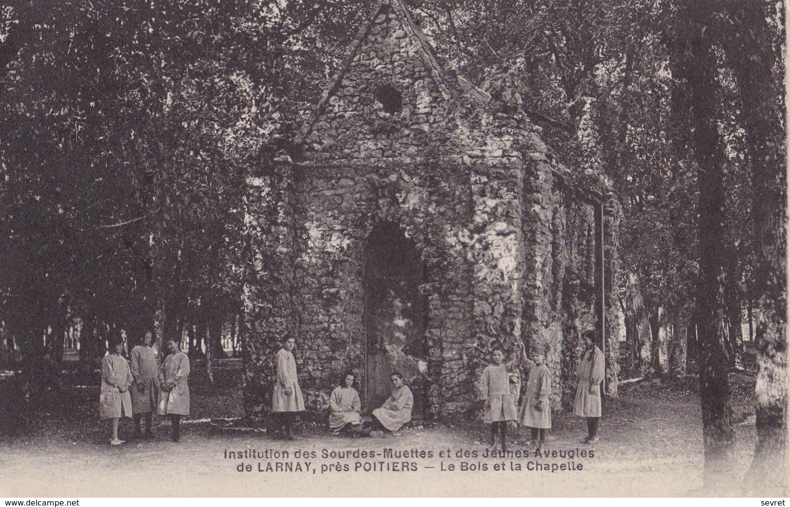 LARNAY, Près POITIERS. - Institution Des Sourdes-Muettes Et Des Jeunes Aveugles - Le Bois Et La Chapelle - Scuole