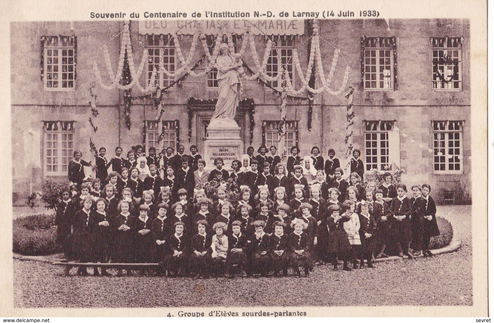 LARNAY. - Souvenir Du Centenaire De L'Institution (14 Juin 1933) - Groupe D'Elèves Sourdes-parlantes. Carte RARE - Ecoles