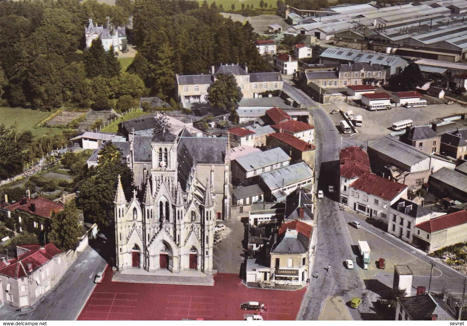 CERIZAY. - Vue Aérienne. Centre Ville Et Usine HEULIEZ  .  CPM Dentelée RARE - Cerizay