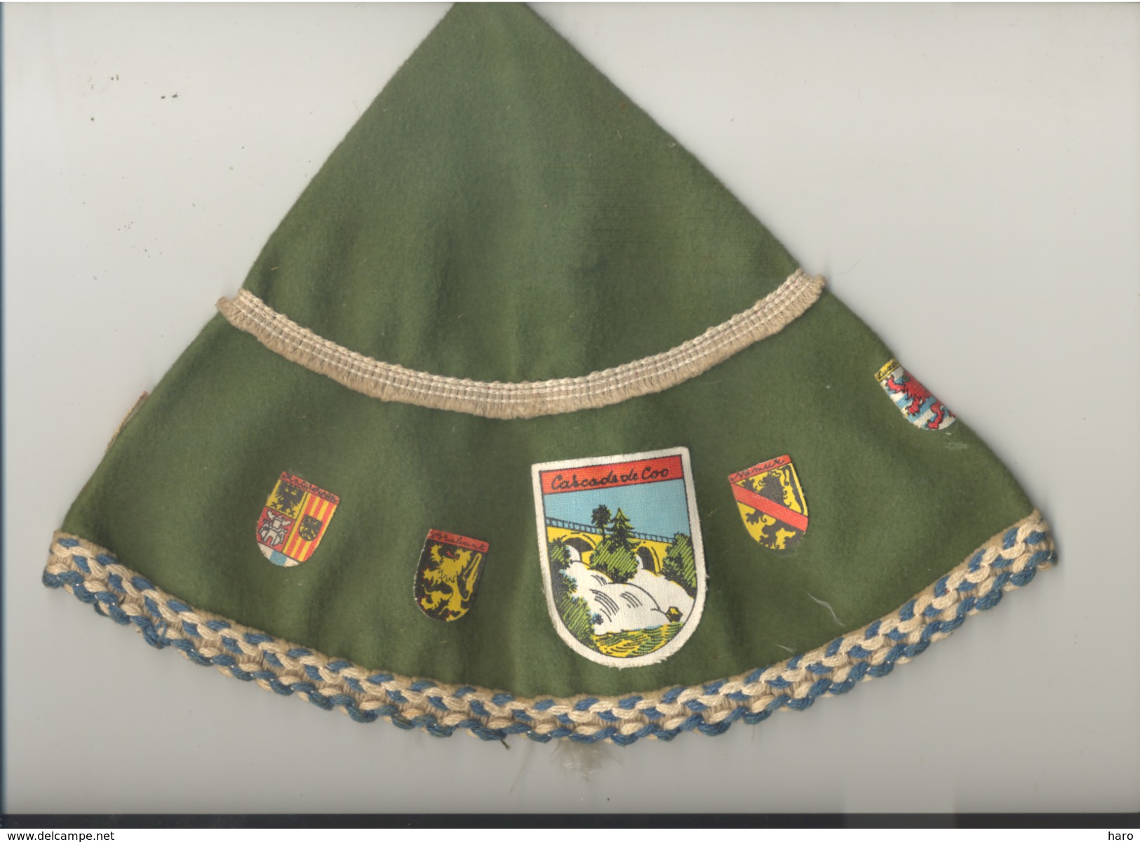Bonnet Souvenir De La Cascade De Coo En Feutrine Avec Les Blasons Des 9 Provinces Belges - Caps