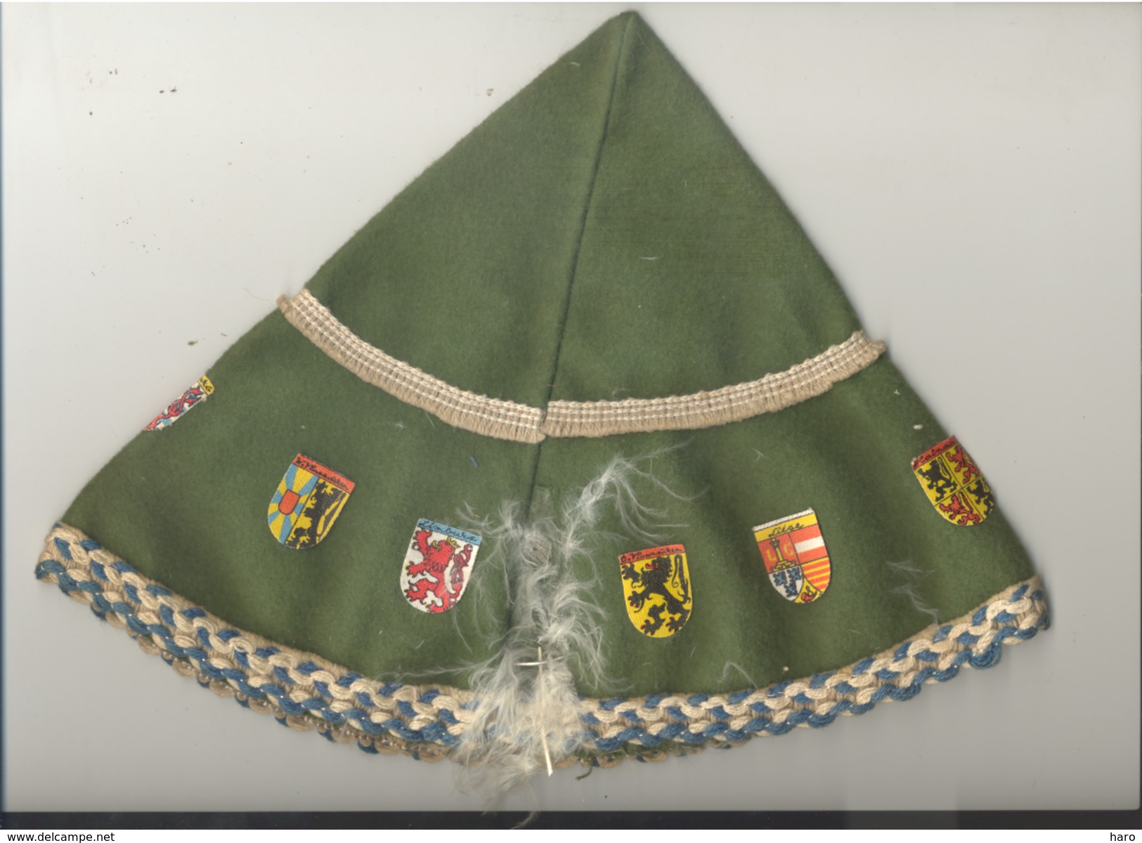 Bonnet Souvenir De La Cascade De Coo En Feutrine Avec Les Blasons Des 9 Provinces Belges - Gorras