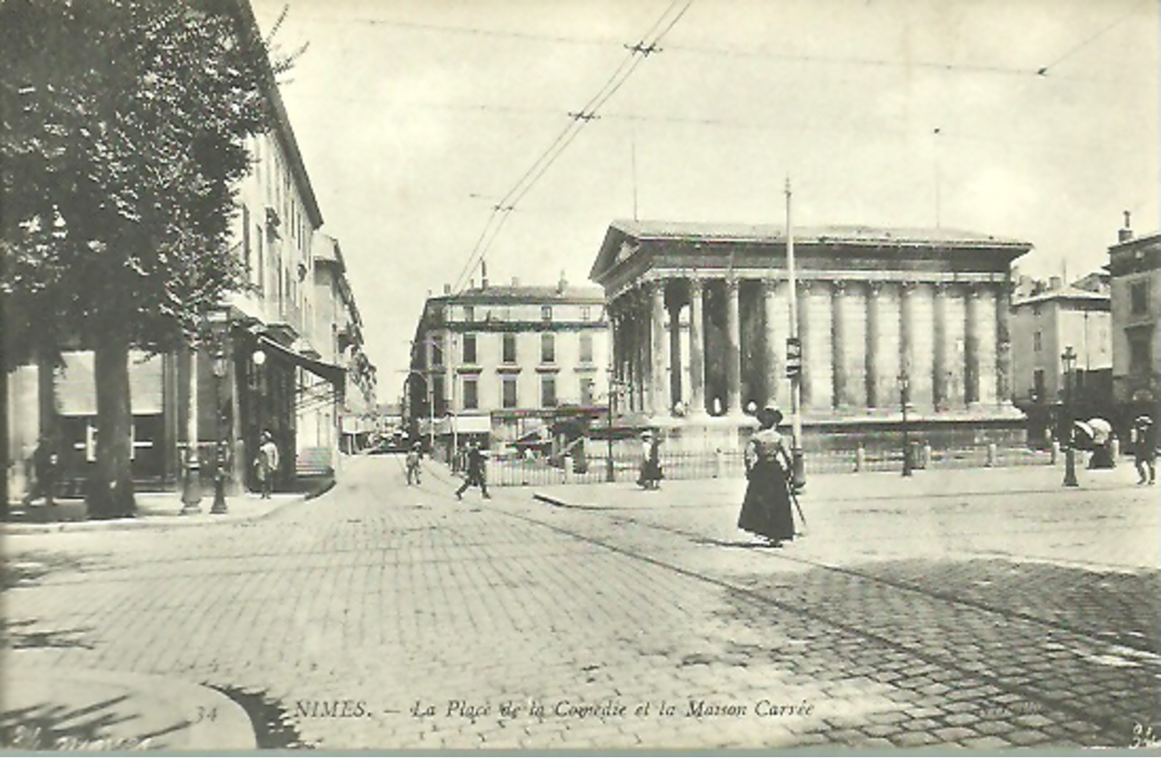 NIMES...la Place De La Comédie Et La Maison Carrée..animée...années 10/20 ...non Voyagée......14 X 9 - Nîmes