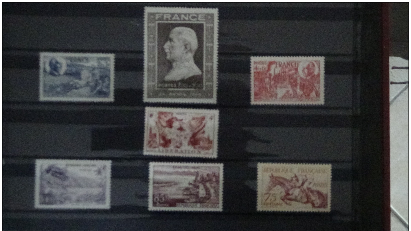 M Gros album de timbres et blocs ** du monde dont France. Très belle côte  !!!