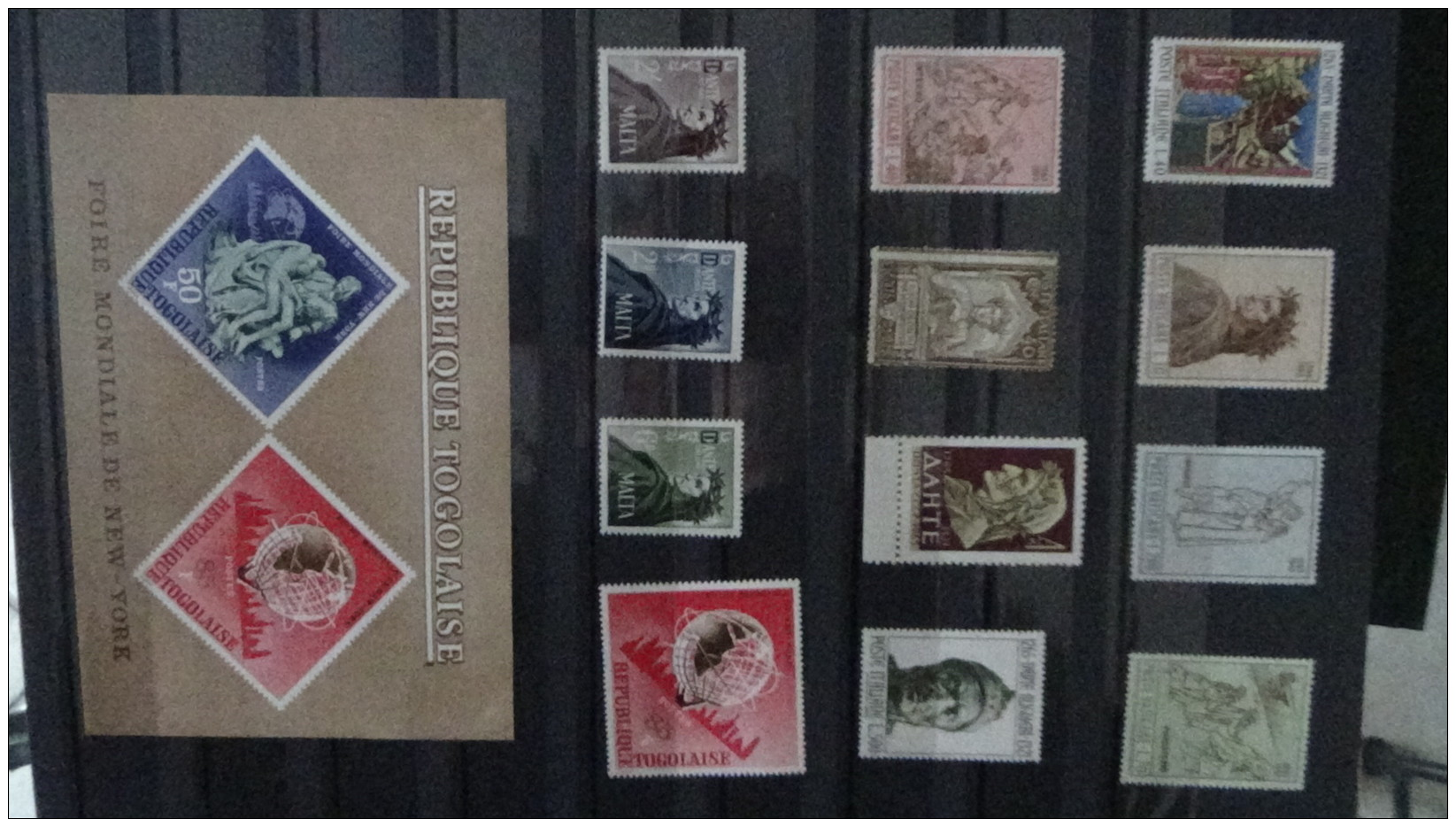 M Gros album de timbres et blocs ** du monde dont France. Très belle côte  !!!