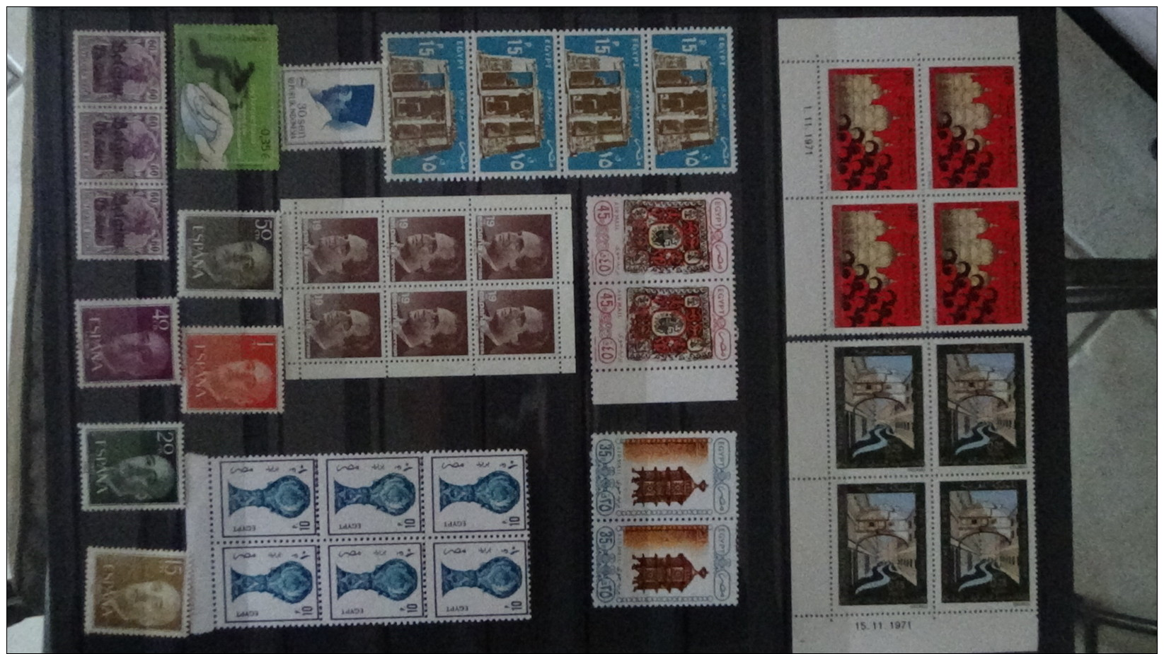 M Gros album de timbres et blocs ** du monde dont France. Très belle côte  !!!